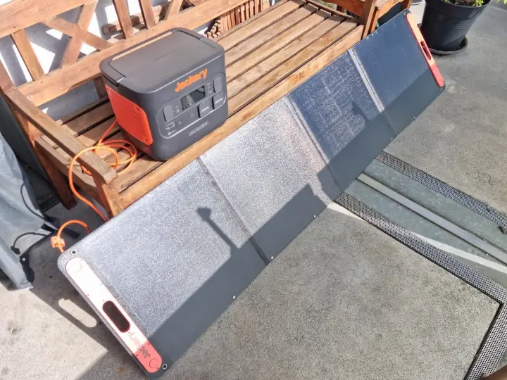 Das Foto eines Kunden zeigt einen Jackery Solargenerator am Balkon.