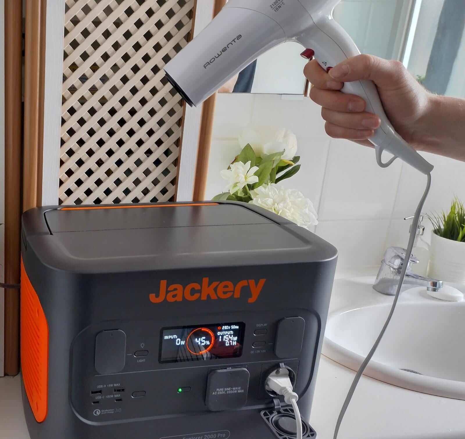 Das Foto eines Kunden zeigt eine Jackery Powerstation mit Föhn.