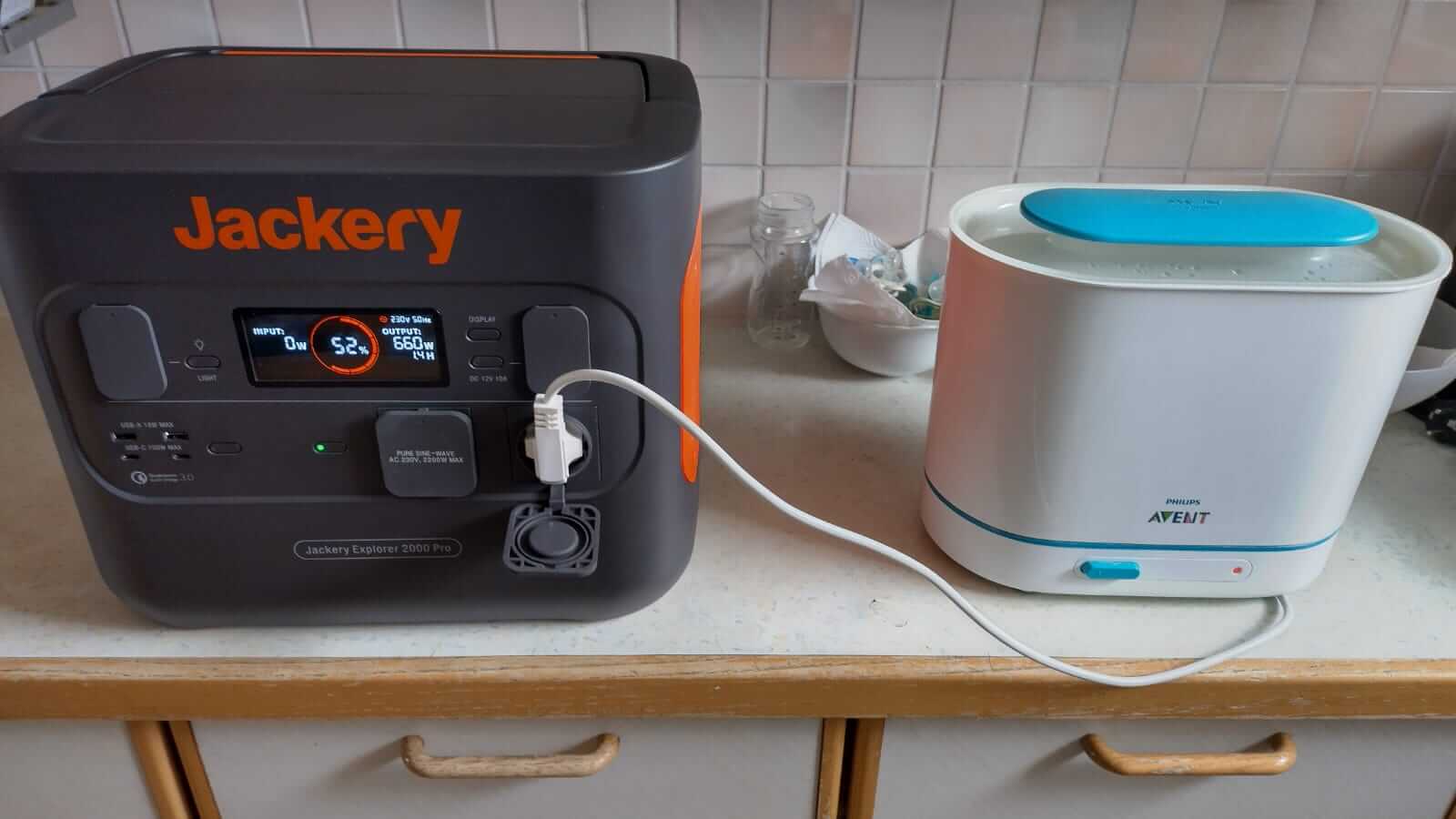 Das Foto eines Kunden zeigt eine Jackery Powerstation mit Küchengerät.