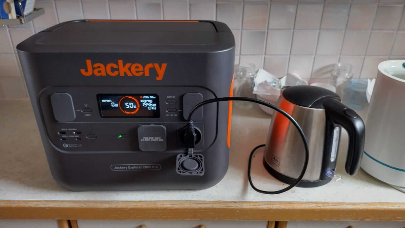Das Foto eines Kunden zeigt eine Jackery Powerstation mit Wasserkocher.
