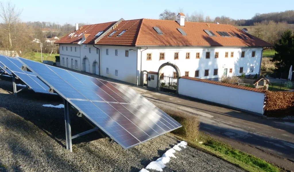 Das Foto zeigt den revitalisierten Bauernhof im Süden von Linz, der Standort der weissel electric use GmbH. Im Vordergrund sieht man die Solaranlage, die den Hof mit Strom versorgt.