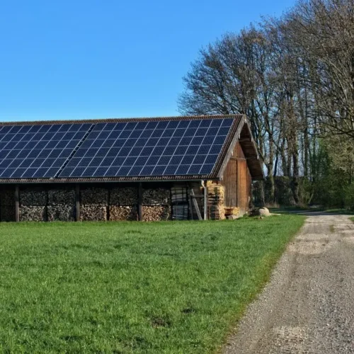 Eine landwirtschaftlich genutzte, große Holzhütte. Das gesamte Dach der Hütte ist mit Solarmodulen bedeckt. Was geschieht mit dem vielen Solarstrom? Kann man diese PV-Anlage bei Stromausfall nutzen?