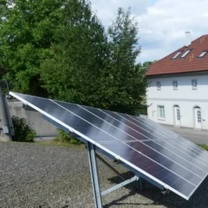 Aufgeständerte Solarmodule auf einer Freifläche